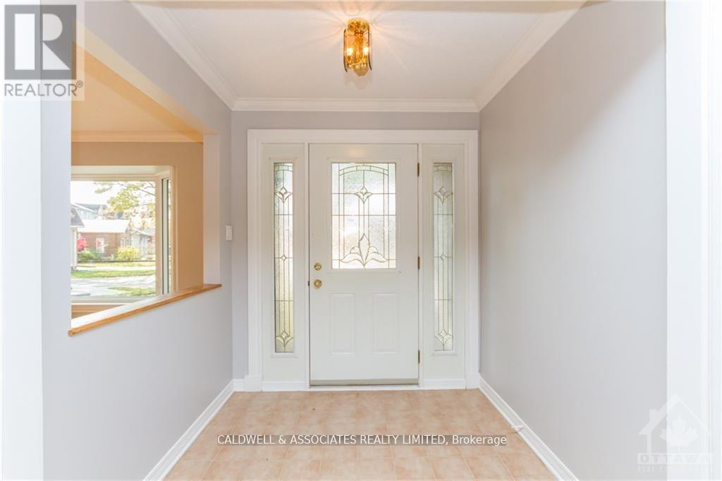 13 Sai Crescent, Ottawa, Ontario  K1G 5N7 - Photo 2 - X12881780