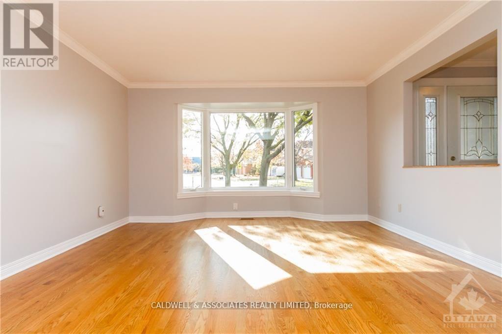 13 Sai Crescent, Ottawa, Ontario  K1G 5N7 - Photo 3 - X12881780