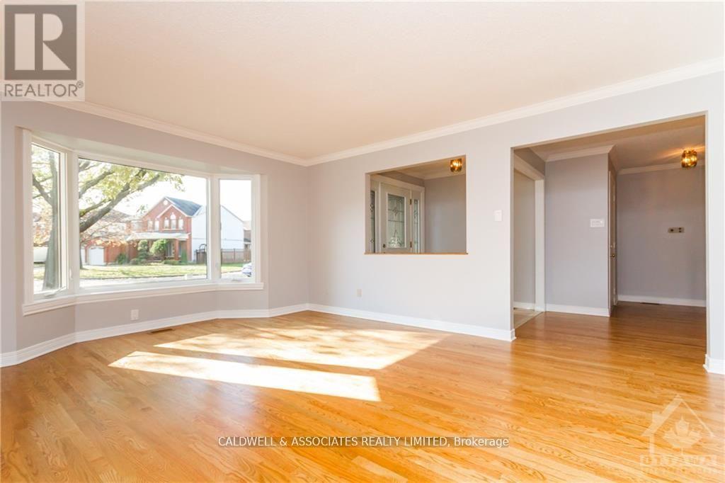 13 Sai Crescent, Ottawa, Ontario  K1G 5N7 - Photo 4 - X12881780