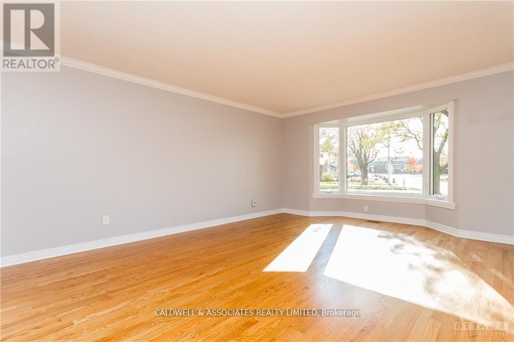 13 Sai Crescent, Ottawa, Ontario  K1G 5N7 - Photo 5 - X12881780