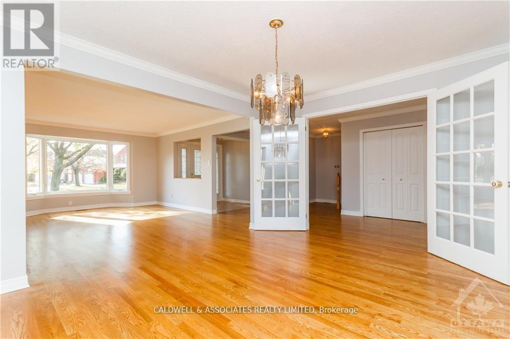 13 Sai Crescent, Ottawa, Ontario  K1G 5N7 - Photo 6 - X12881780
