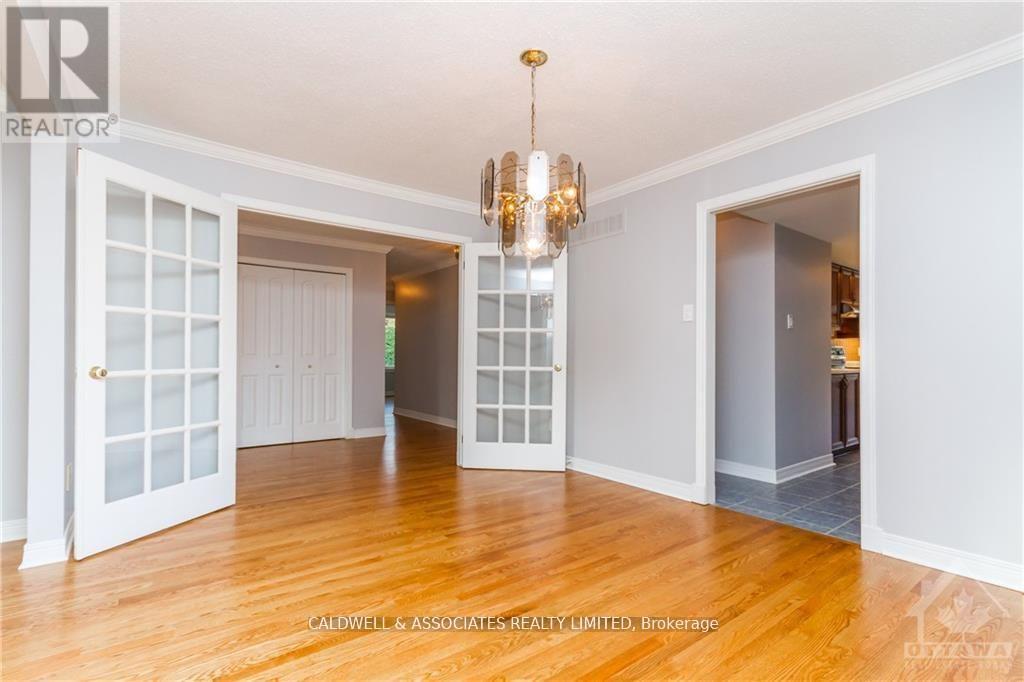 13 Sai Crescent, Ottawa, Ontario  K1G 5N7 - Photo 7 - X12881780