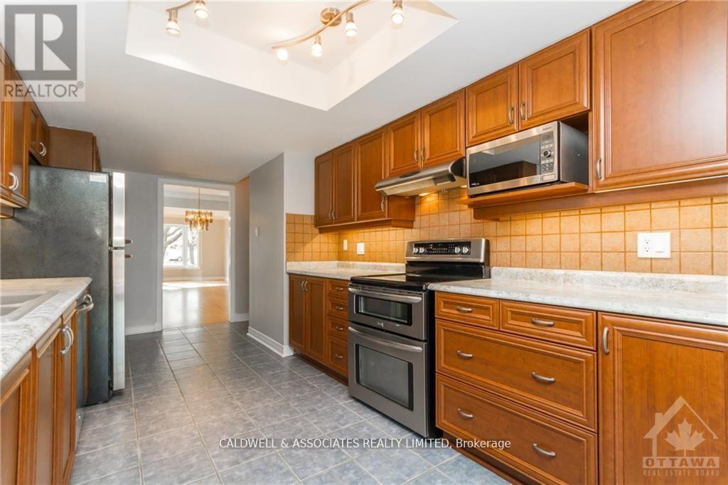 13 Sai Crescent, Ottawa, Ontario  K1G 5N7 - Photo 9 - X12881780