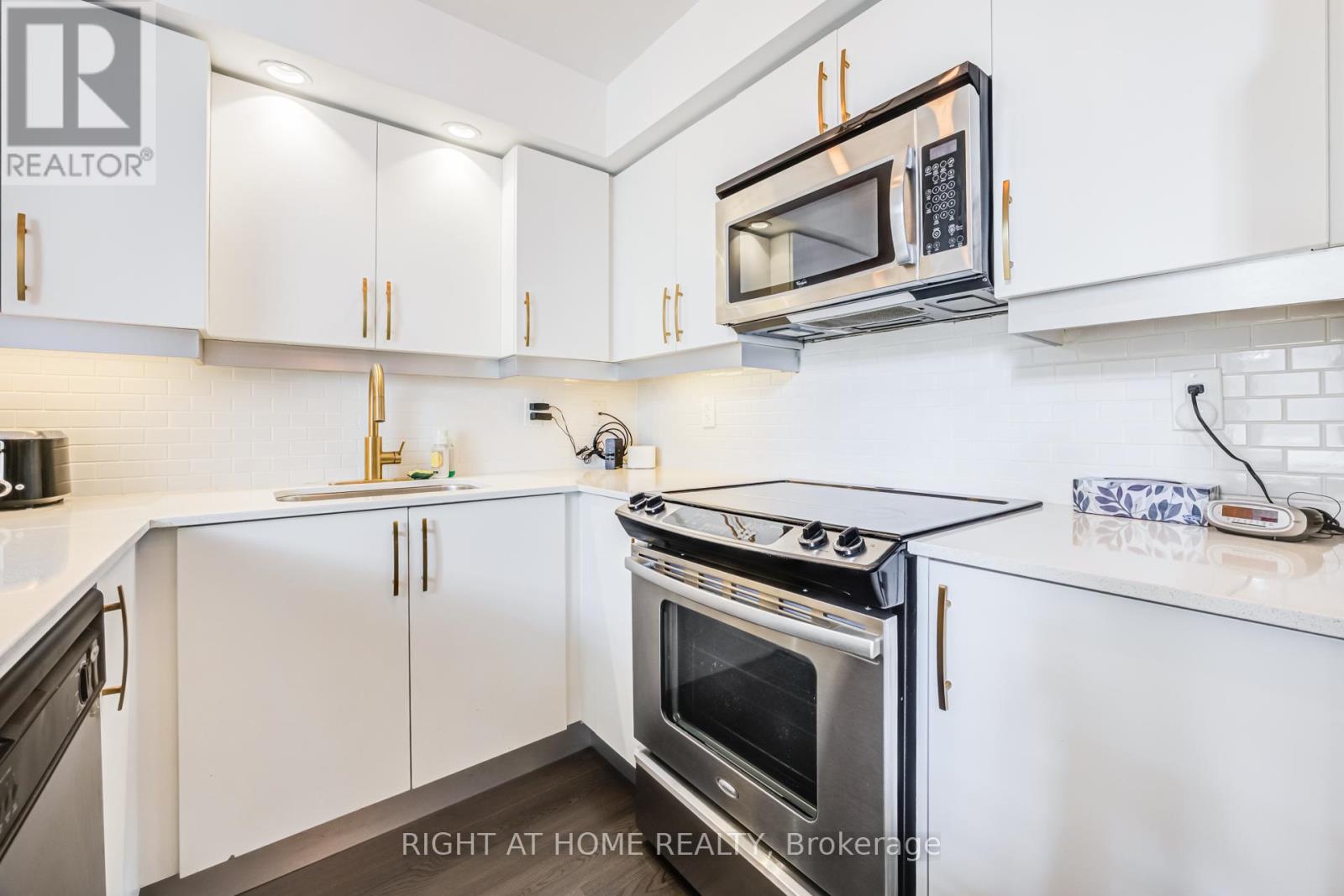 Th5 - 6 Pirandello Street, Toronto, Ontario  M6K 0B1 - Photo 11 - C12881588