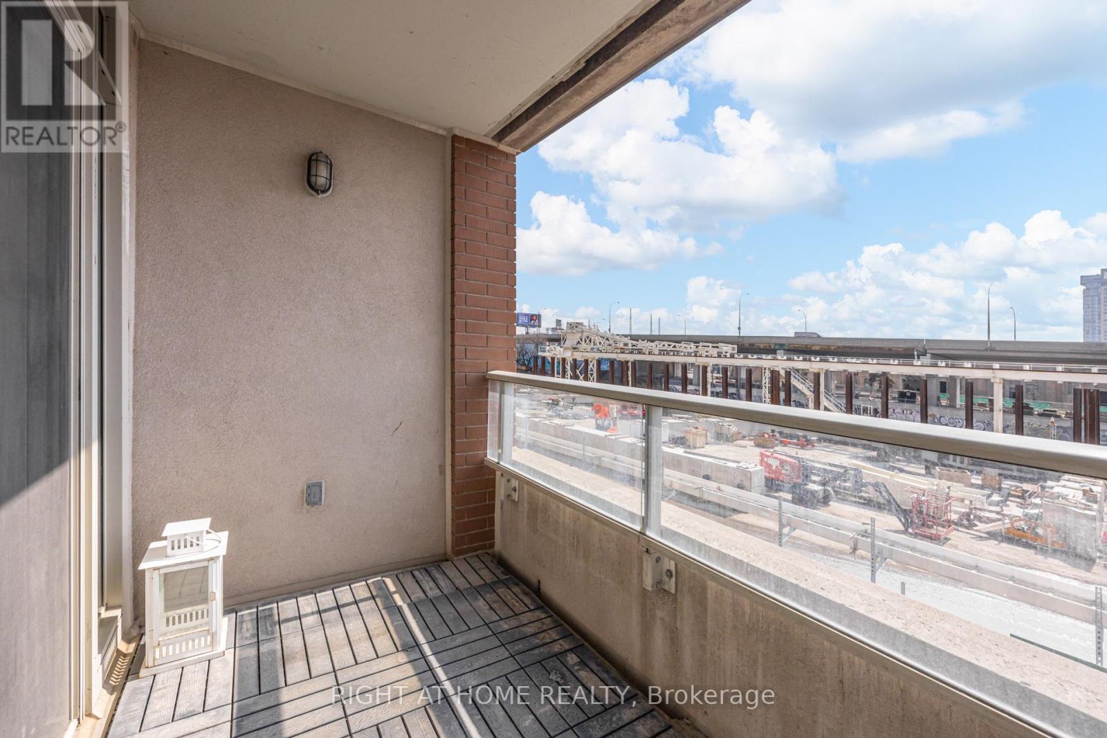 Th5 - 6 Pirandello Street, Toronto, Ontario  M6K 0B1 - Photo 15 - C12881588