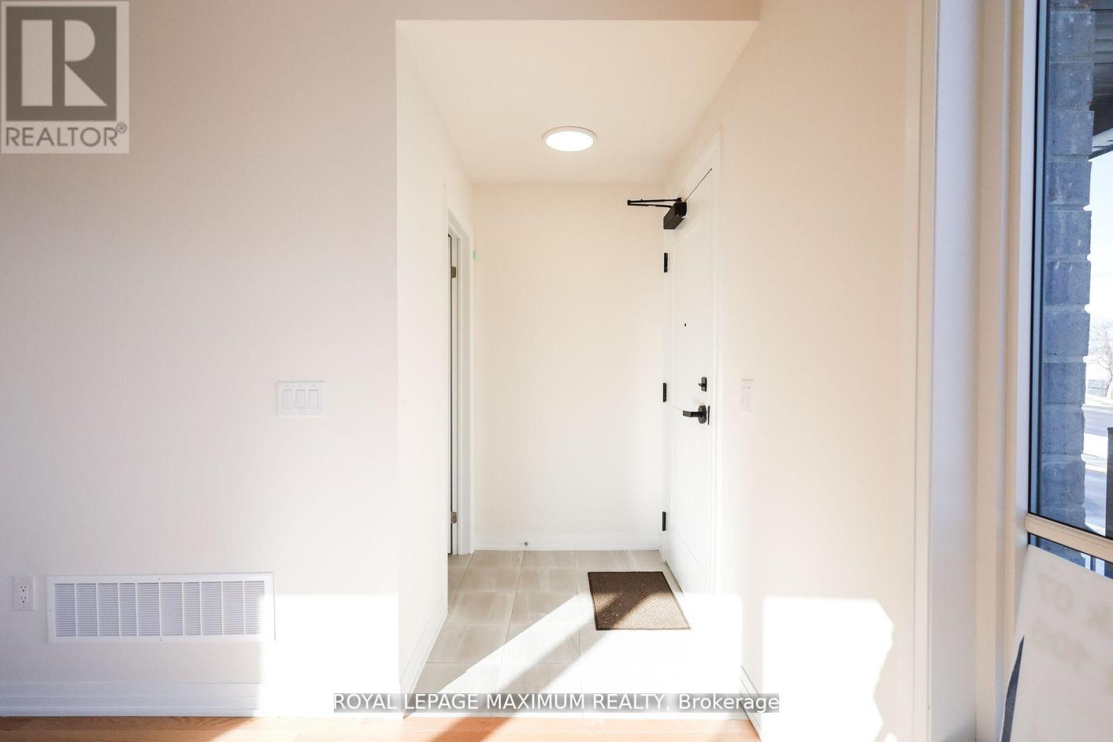 1 - 11 Baynes Way N, Bradford West Gwillimbury (Bradford), Ontario  L3Z 4M1 - Photo 4 - N12881616