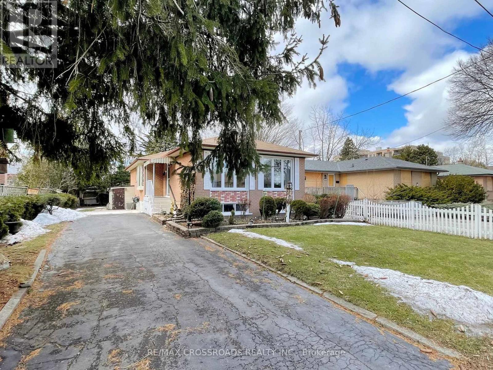 186 Norfolk Avenue, Richmond Hill, Ontario  L4C 2C8 - Photo 2 - N12881648