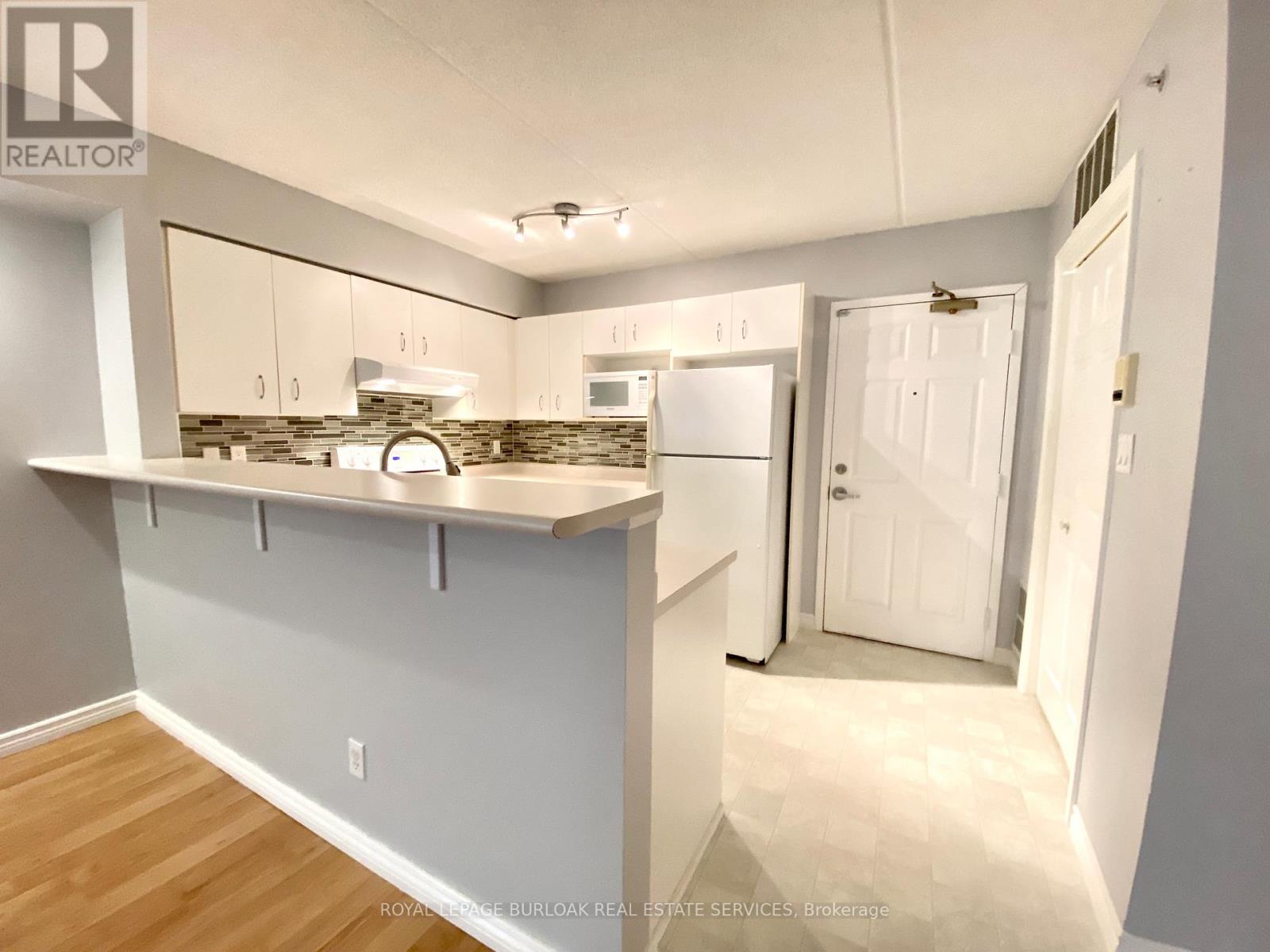 209 - 1450 Bishops Gate, Oakville, Ontario  L6M 4N1 - Photo 3 - W12881710