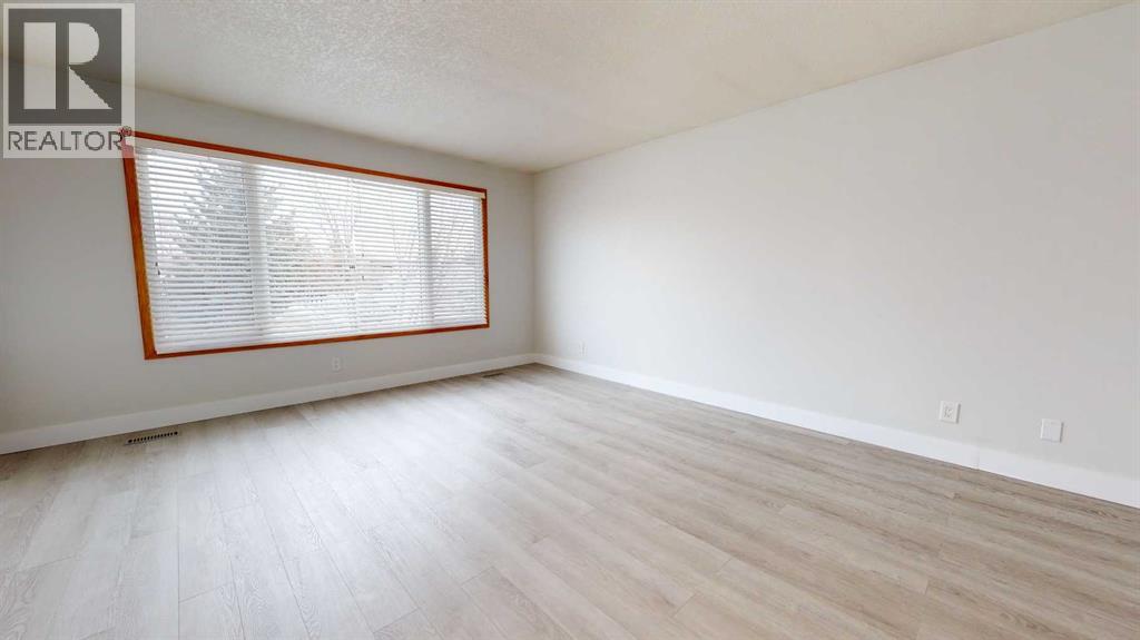 73 Laval Court W, Lethbridge, Alberta  T1K 4G2 - Photo 2 - A2293321