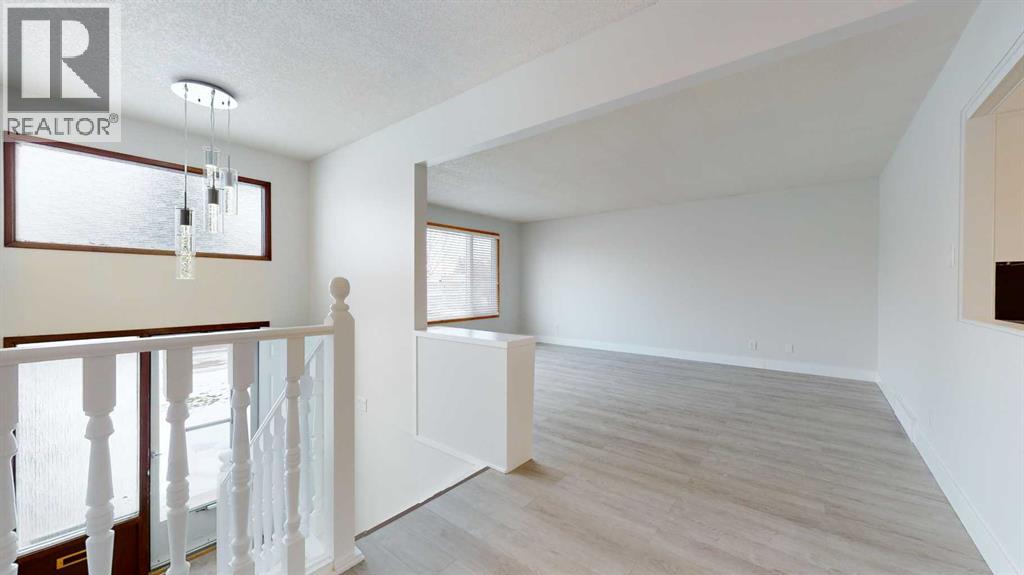 73 Laval Court W, Lethbridge, Alberta  T1K 4G2 - Photo 4 - A2293321