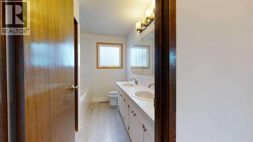 73 Laval Court W, Lethbridge, Alberta  T1K 4G2 - Photo 7 - A2293321