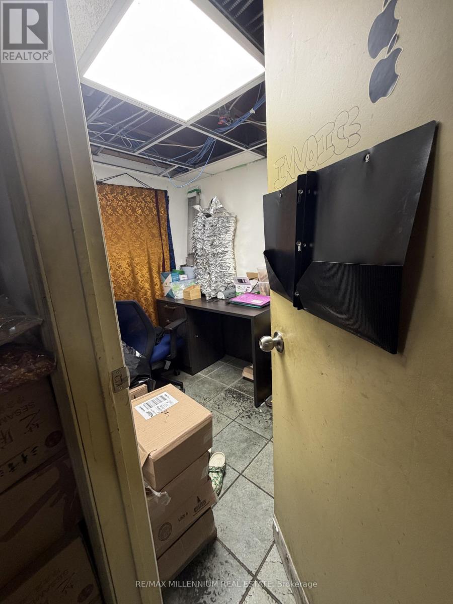 2392 Bloor Street W, Toronto, Ontario  M6S 1P5 - Photo 9 - W12814720