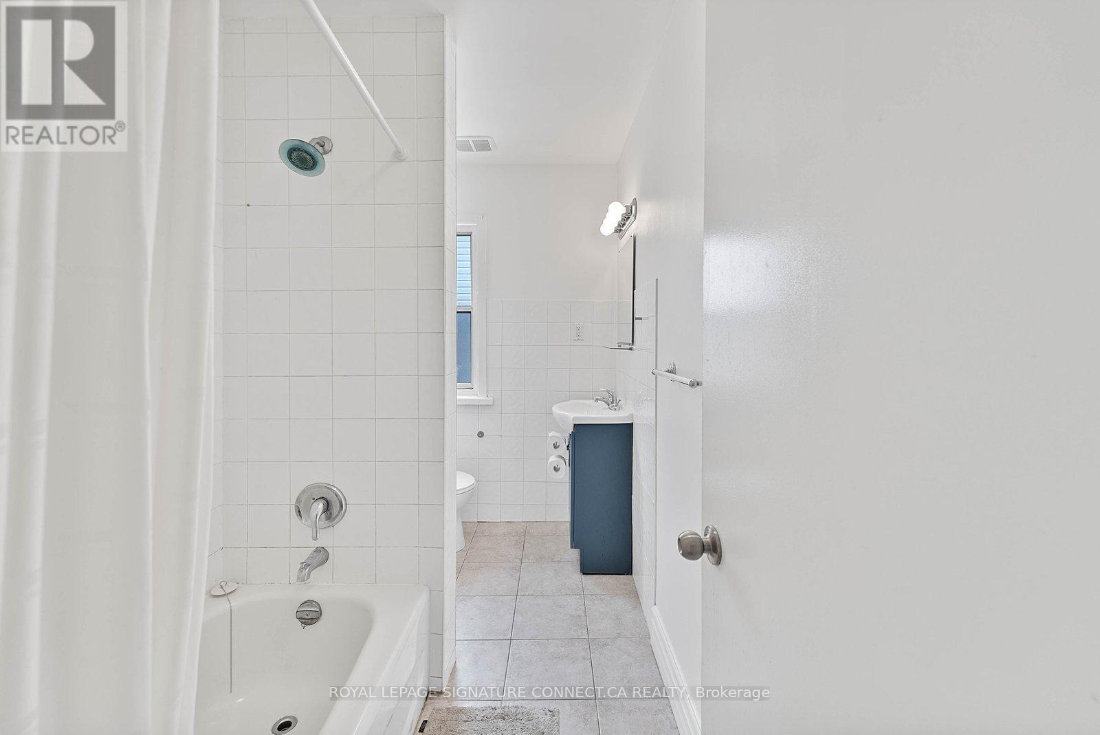 2nd Flr - 236 Christie Street, Toronto, Ontario  M6G 3B8 - Photo 8 - C12881822