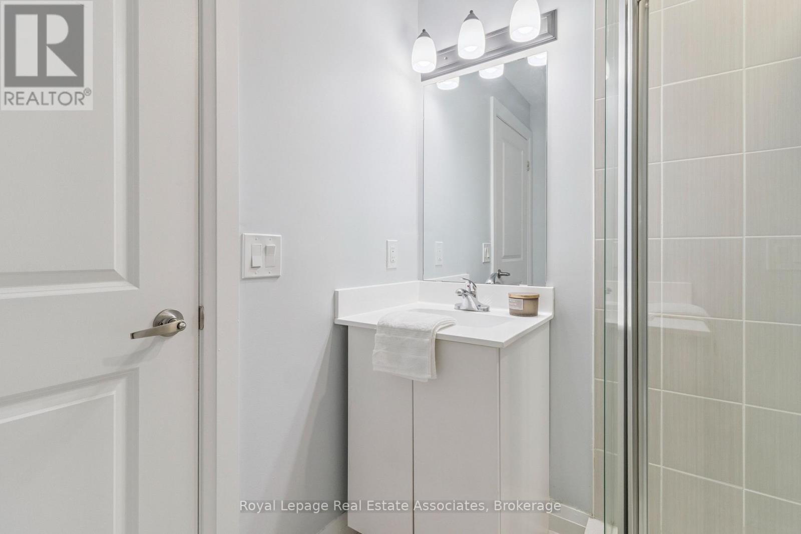 D203 - 5289 Highway 7, Vaughan, Ontario  L4L 0J1 - Photo 10 - N12881832