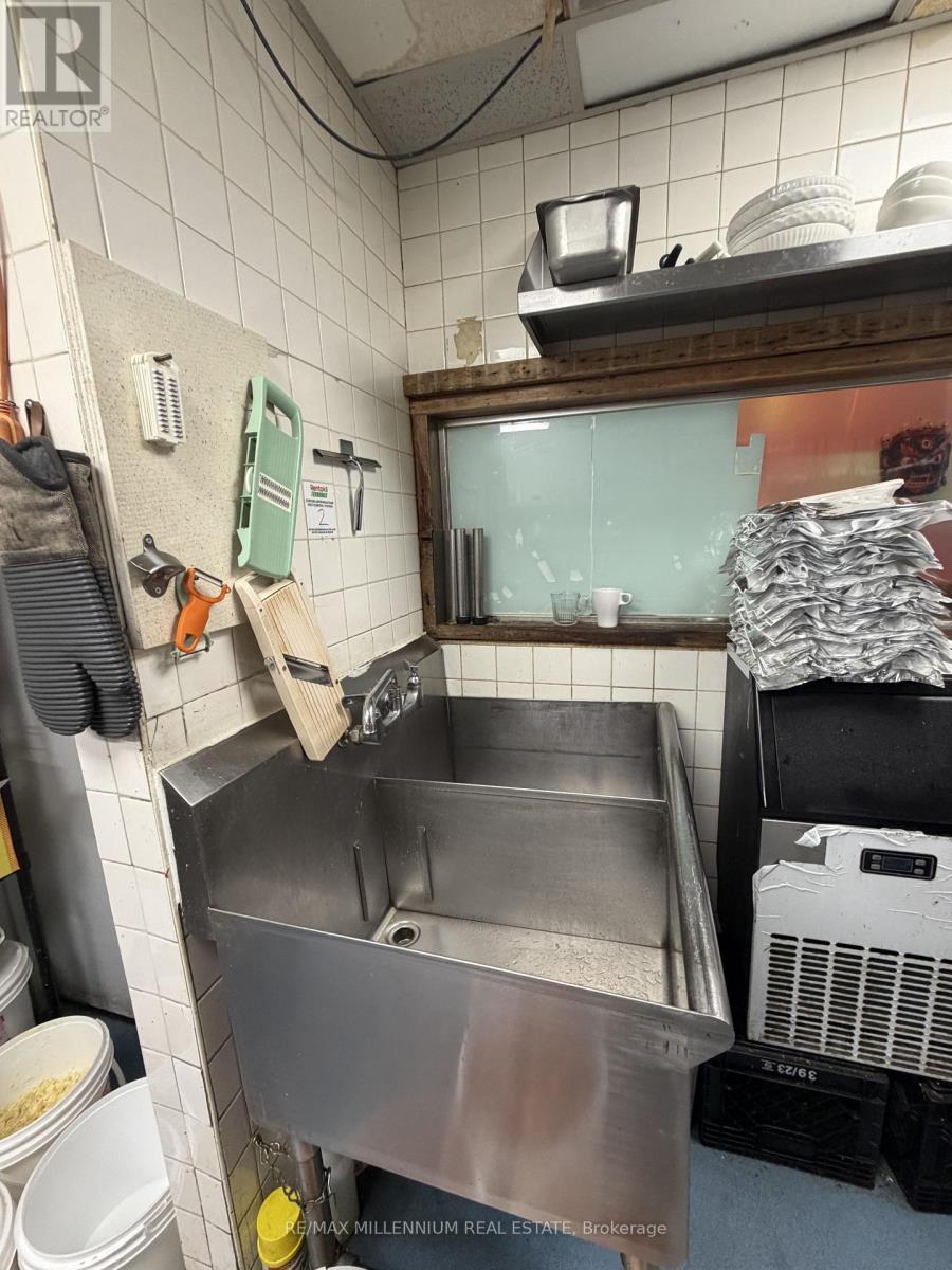 2392 Bloor Street W, Toronto, Ontario  M6S 1P5 - Photo 14 - W12814720