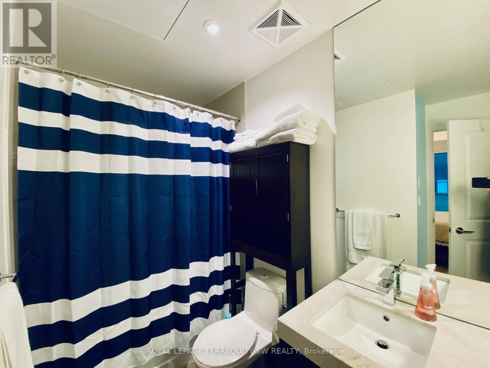 2012 - 8 The Esplanade, Toronto, Ontario  M5E 0A6 - Photo 23 - C12669710