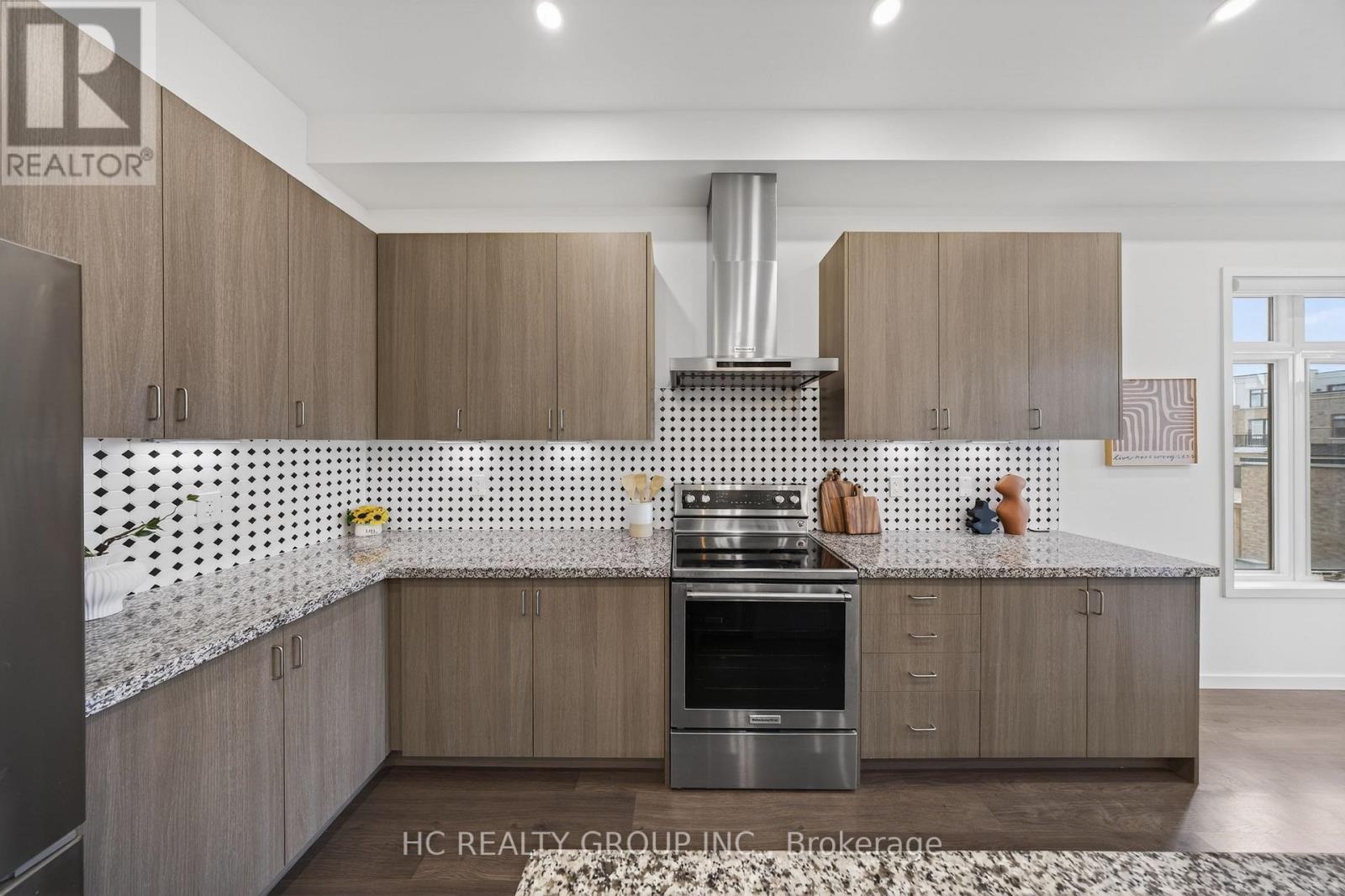 1240 Wellington Street E, Aurora, Ontario  L4G 2C9 - Photo 11 - N12880848