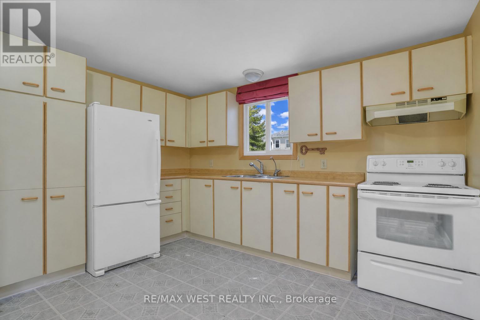 18 Maple Leaf Terrace, Innisfil, Ontario  L0L 1L0 - Photo 5 - N12877030