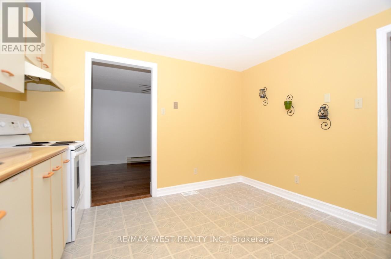 18 Maple Leaf Terrace, Innisfil, Ontario  L0L 1L0 - Photo 6 - N12877030