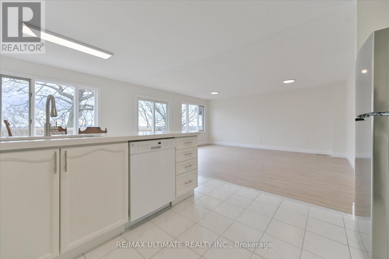 Main - 27 Venn Crescent, Toronto, Ontario  M6M 1S5 - Photo 13 - W12877916