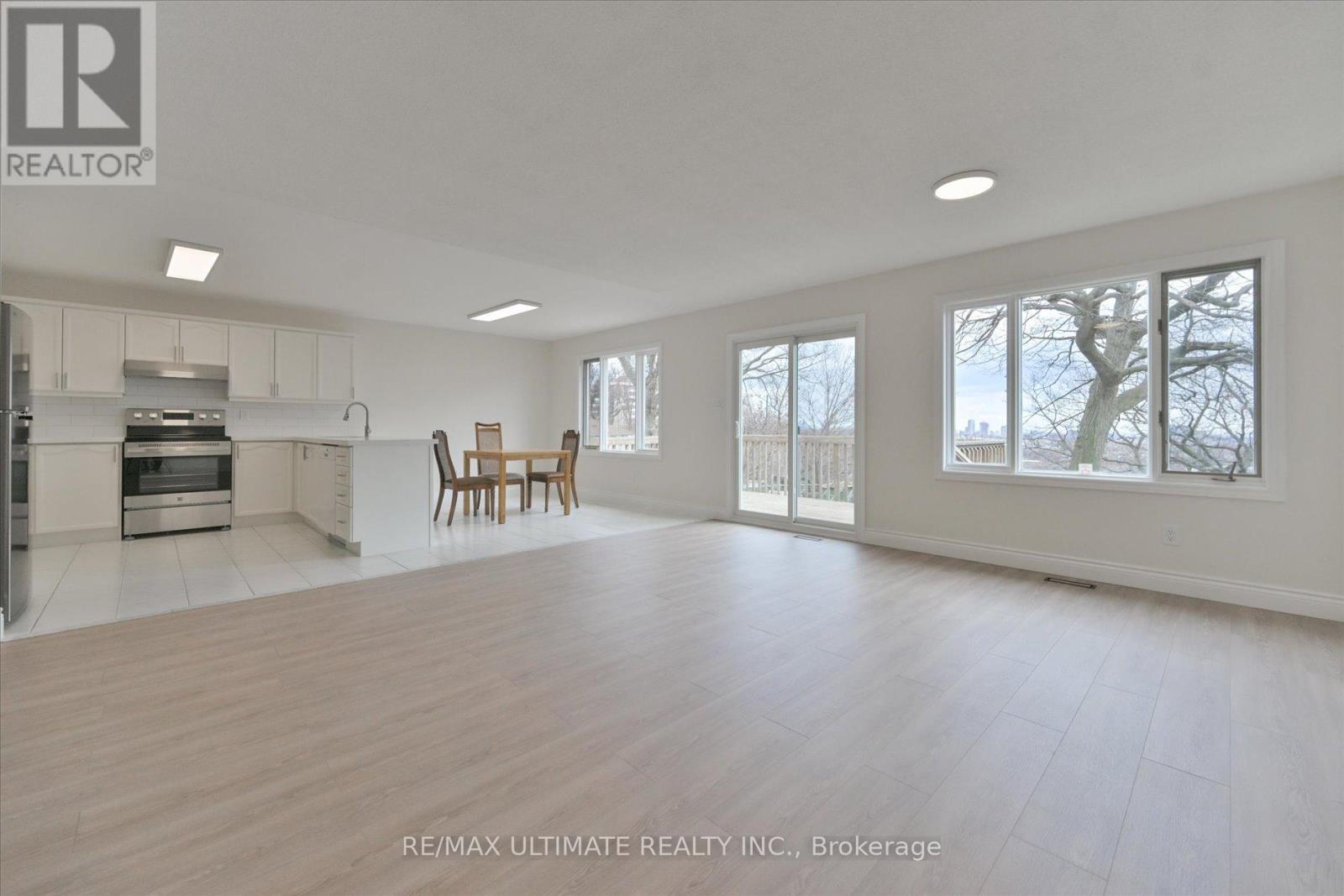 Main - 27 Venn Crescent, Toronto, Ontario  M6M 1S5 - Photo 14 - W12877916