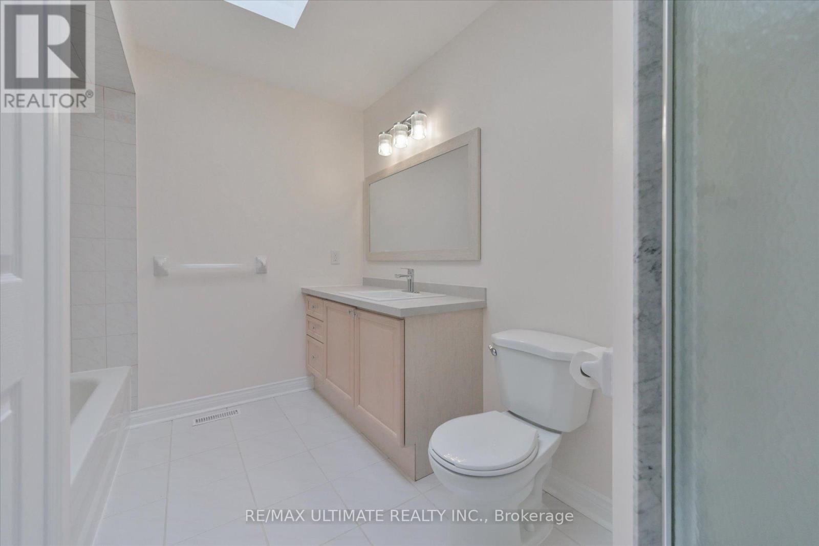 Main - 27 Venn Crescent, Toronto, Ontario  M6M 1S5 - Photo 17 - W12877916