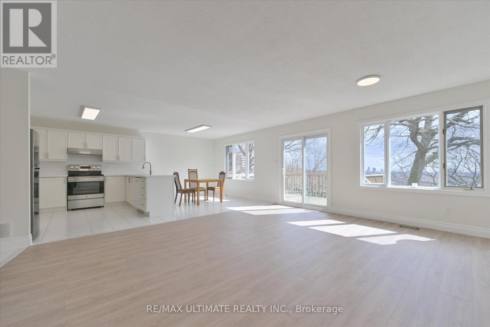 Main - 27 Venn Crescent, Toronto, Ontario  M6M 1S5 - Photo 6 - W12877916