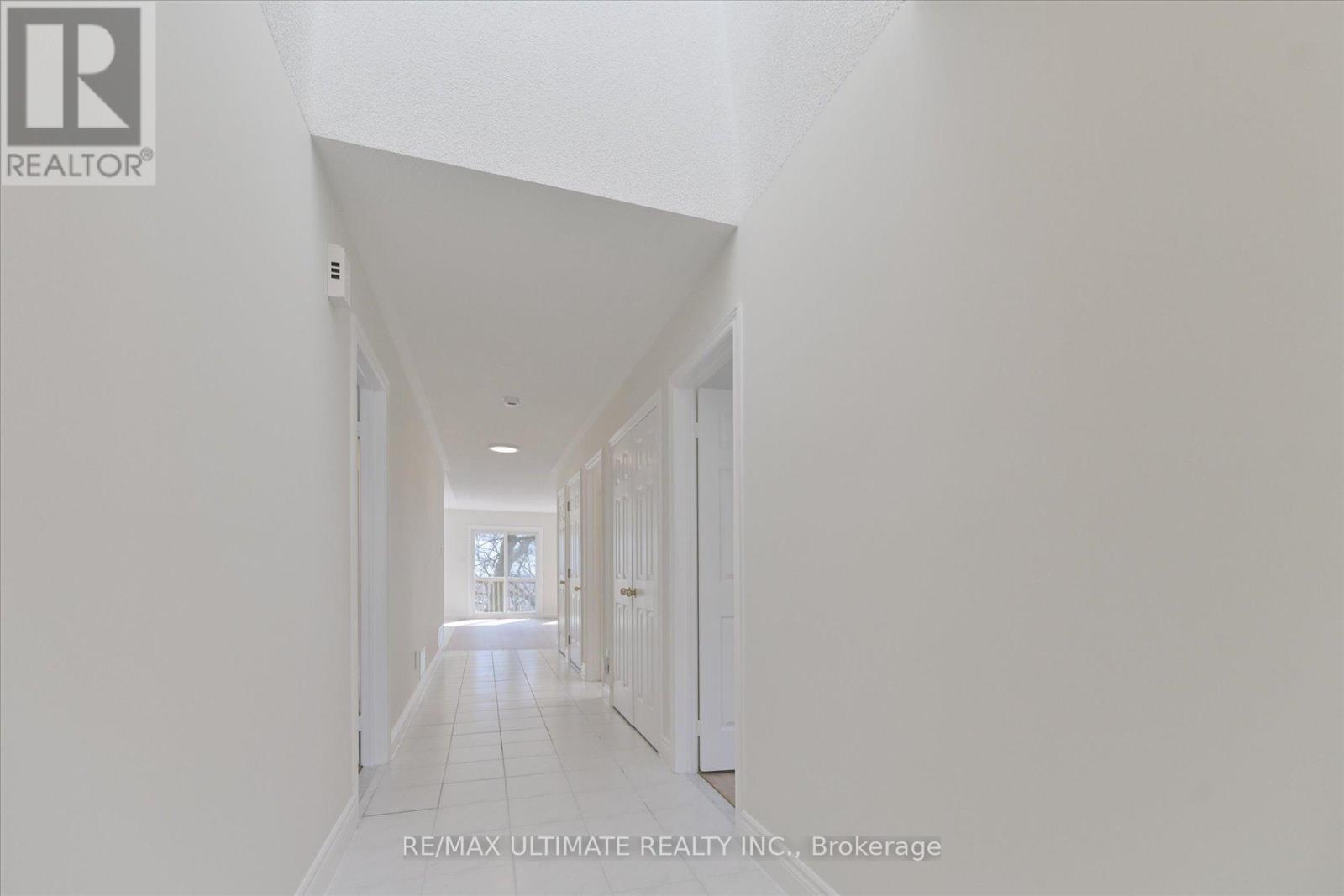 Main - 27 Venn Crescent, Toronto, Ontario  M6M 1S5 - Photo 4 - W12877916