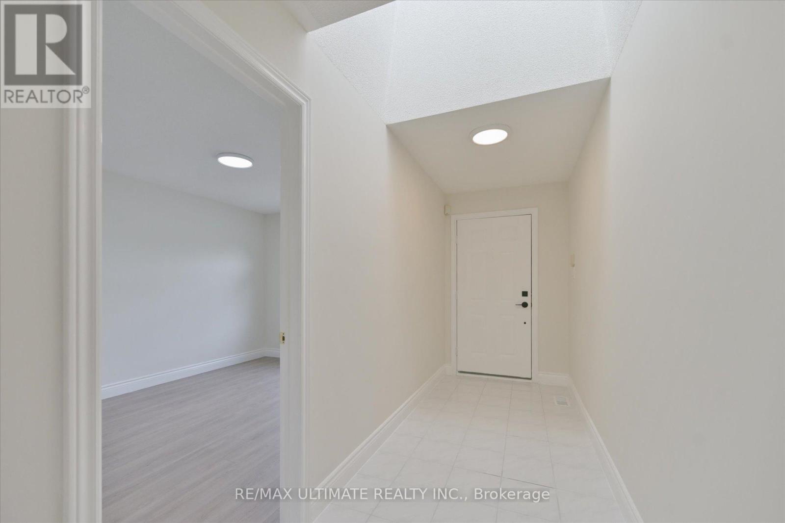 Main - 27 Venn Crescent, Toronto, Ontario  M6M 1S5 - Photo 3 - W12877916