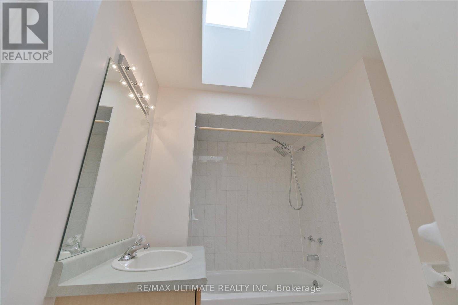 Main - 27 Venn Crescent, Toronto, Ontario  M6M 1S5 - Photo 21 - W12877916