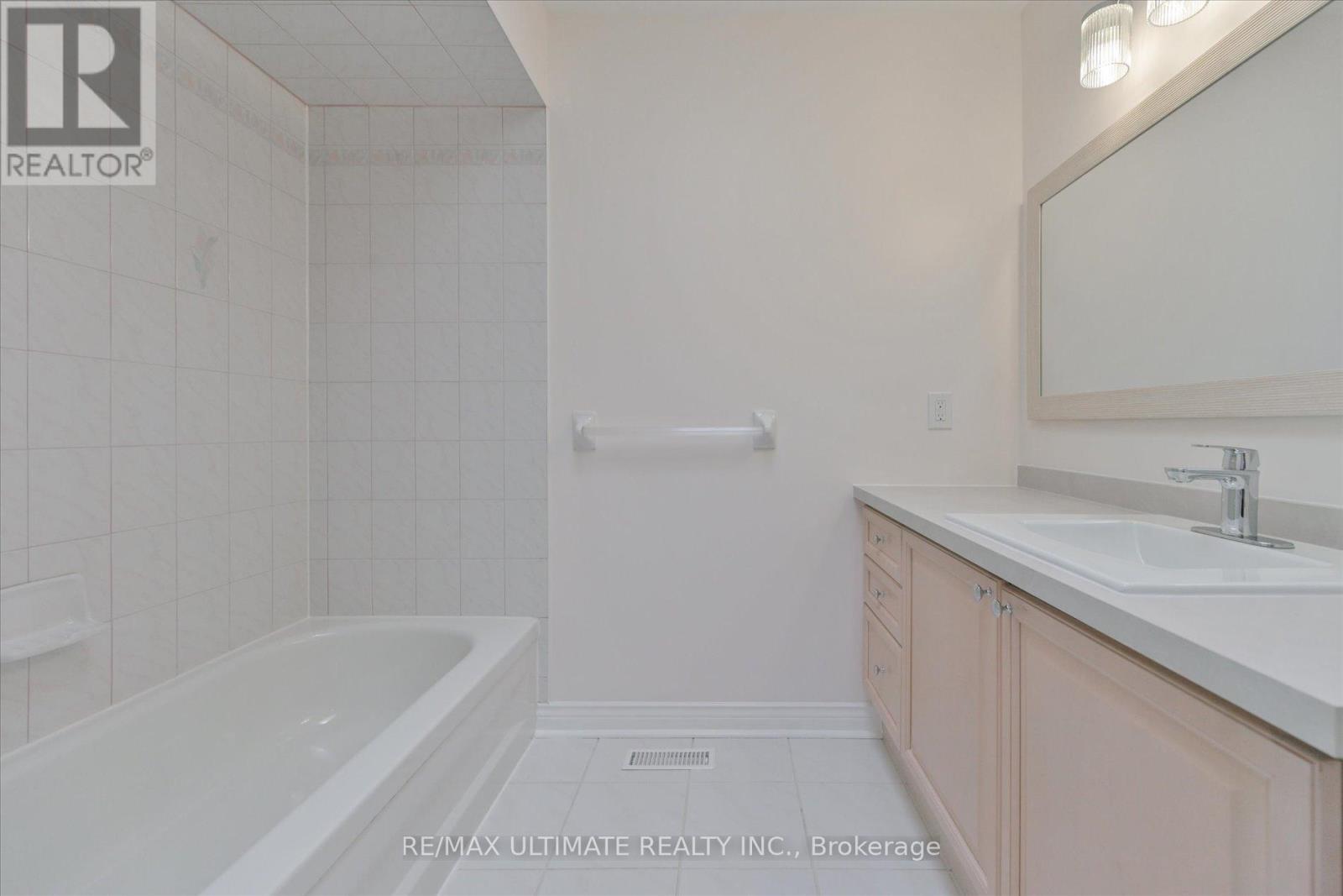 Main - 27 Venn Crescent, Toronto, Ontario  M6M 1S5 - Photo 18 - W12877916