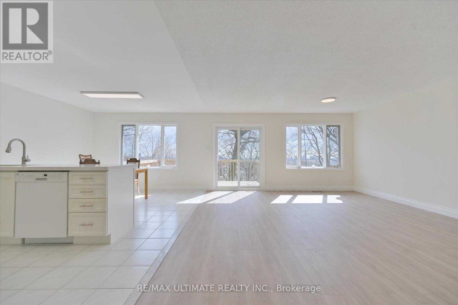 Main - 27 Venn Crescent, Toronto, Ontario  M6M 1S5 - Photo 5 - W12877916