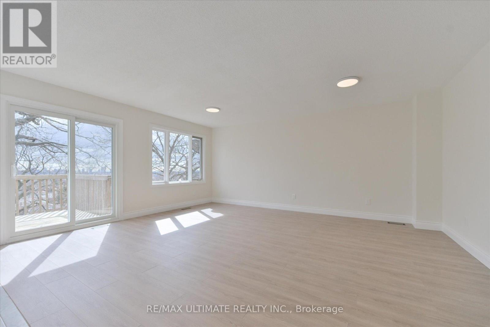 Main - 27 Venn Crescent, Toronto, Ontario  M6M 1S5 - Photo 7 - W12877916