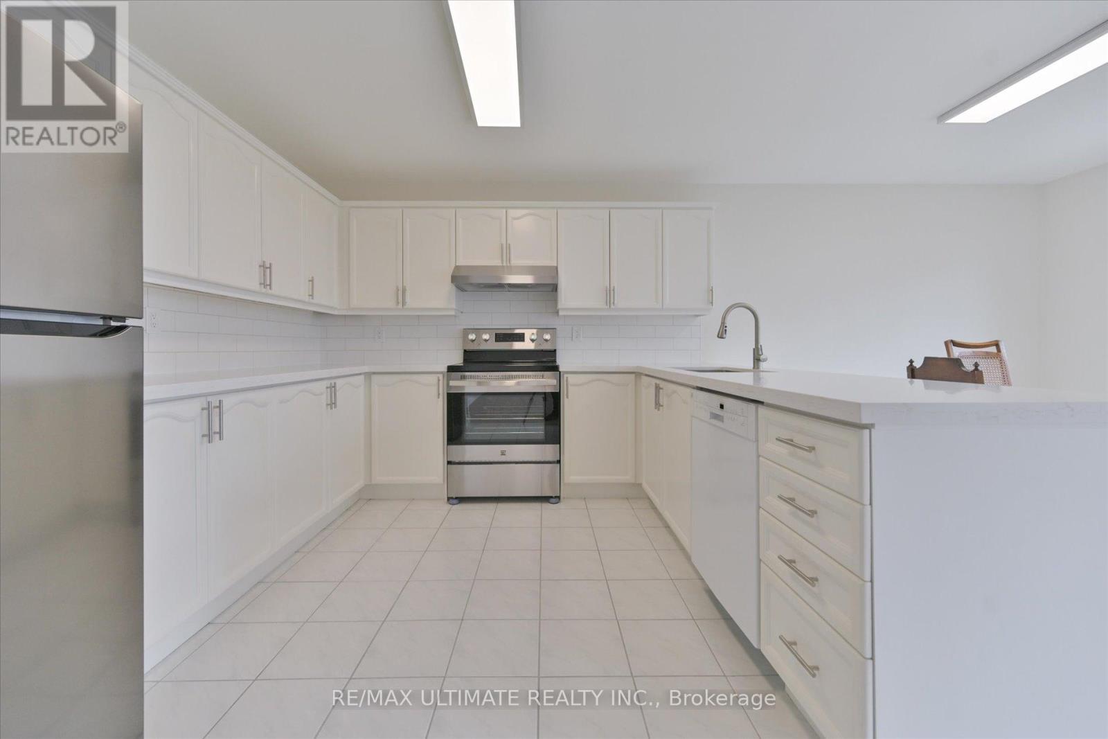 Main - 27 Venn Crescent, Toronto, Ontario  M6M 1S5 - Photo 11 - W12877916