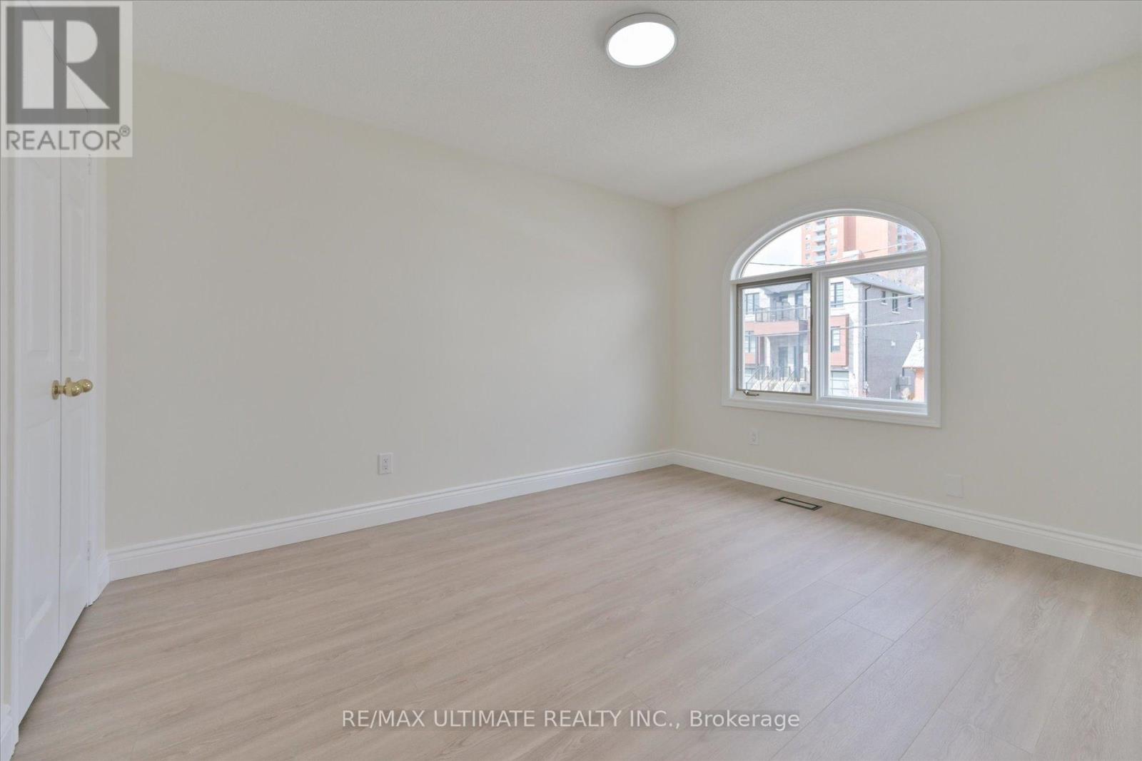 Main - 27 Venn Crescent, Toronto, Ontario  M6M 1S5 - Photo 19 - W12877916