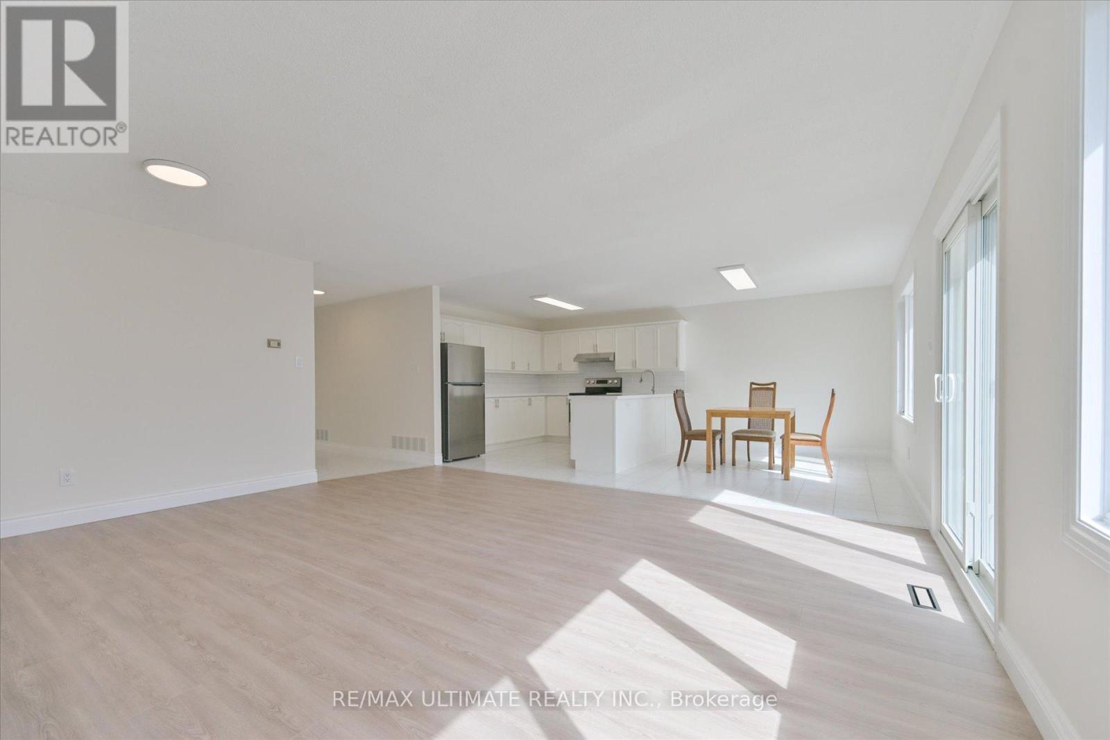 Main - 27 Venn Crescent, Toronto, Ontario  M6M 1S5 - Photo 8 - W12877916