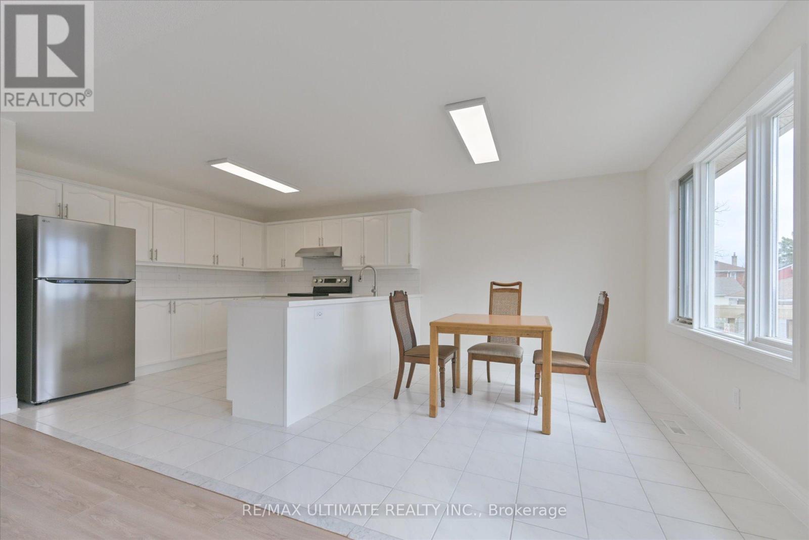 Main - 27 Venn Crescent, Toronto, Ontario  M6M 1S5 - Photo 9 - W12877916