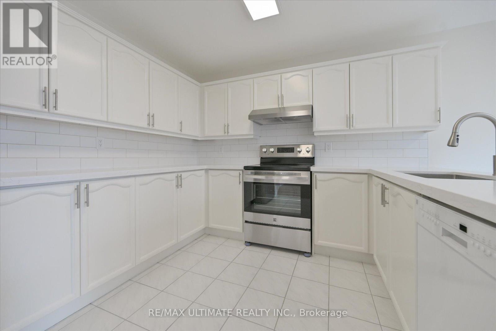 Main - 27 Venn Crescent, Toronto, Ontario  M6M 1S5 - Photo 12 - W12877916