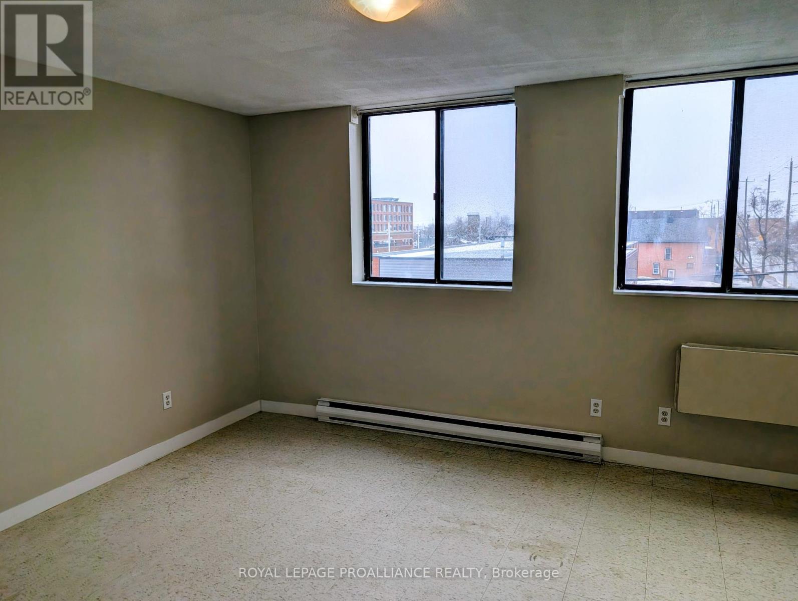 303 - 328 Aylmer Street, Peterborough (Town Ward 3), Ontario  K9H 3V6 - Photo 10 - X12882076