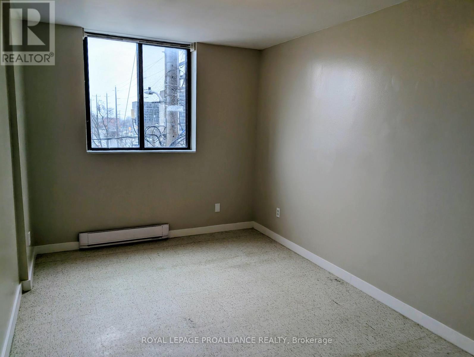 303 - 328 Aylmer Street, Peterborough (Town Ward 3), Ontario  K9H 3V6 - Photo 11 - X12882076