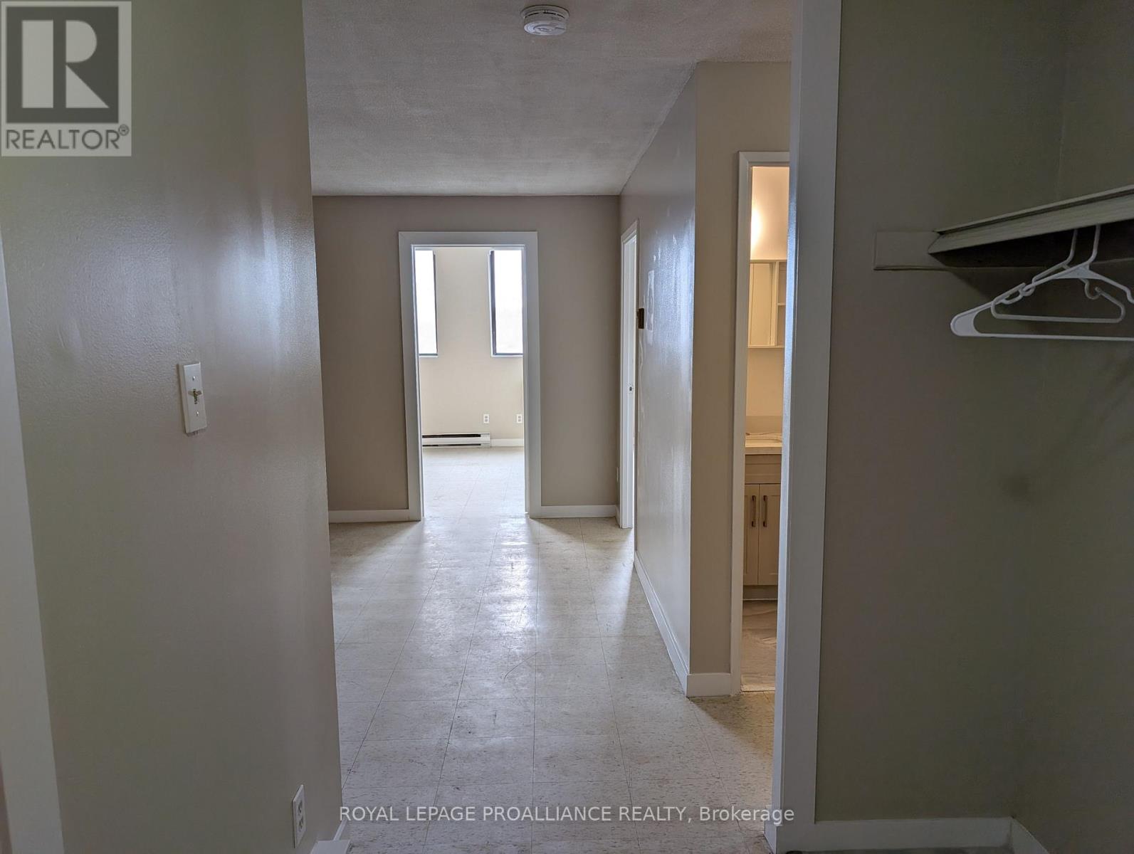 303 - 328 Aylmer Street, Peterborough (Town Ward 3), Ontario  K9H 3V6 - Photo 2 - X12882076