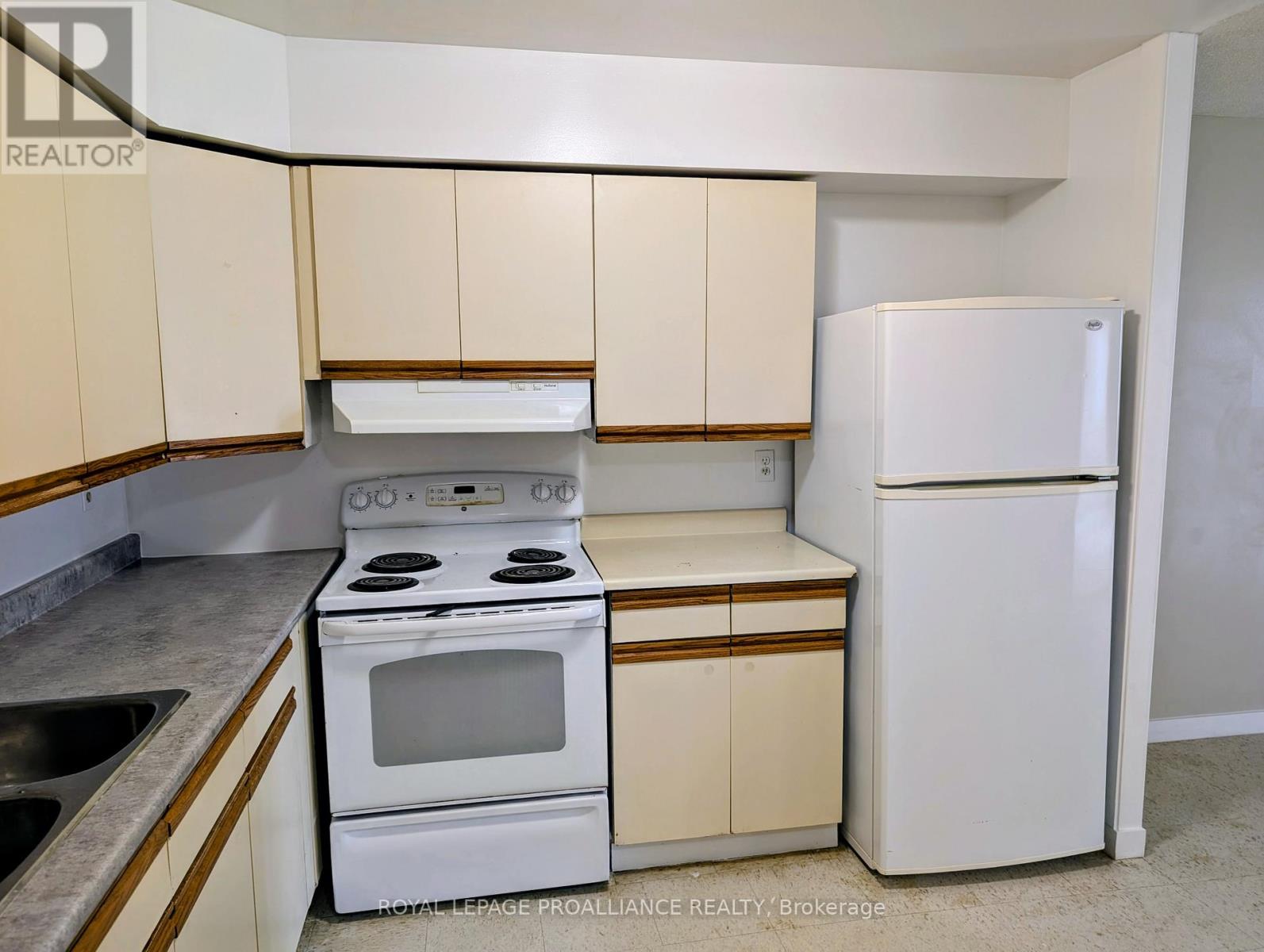 303 - 328 Aylmer Street, Peterborough (Town Ward 3), Ontario  K9H 3V6 - Photo 4 - X12882076