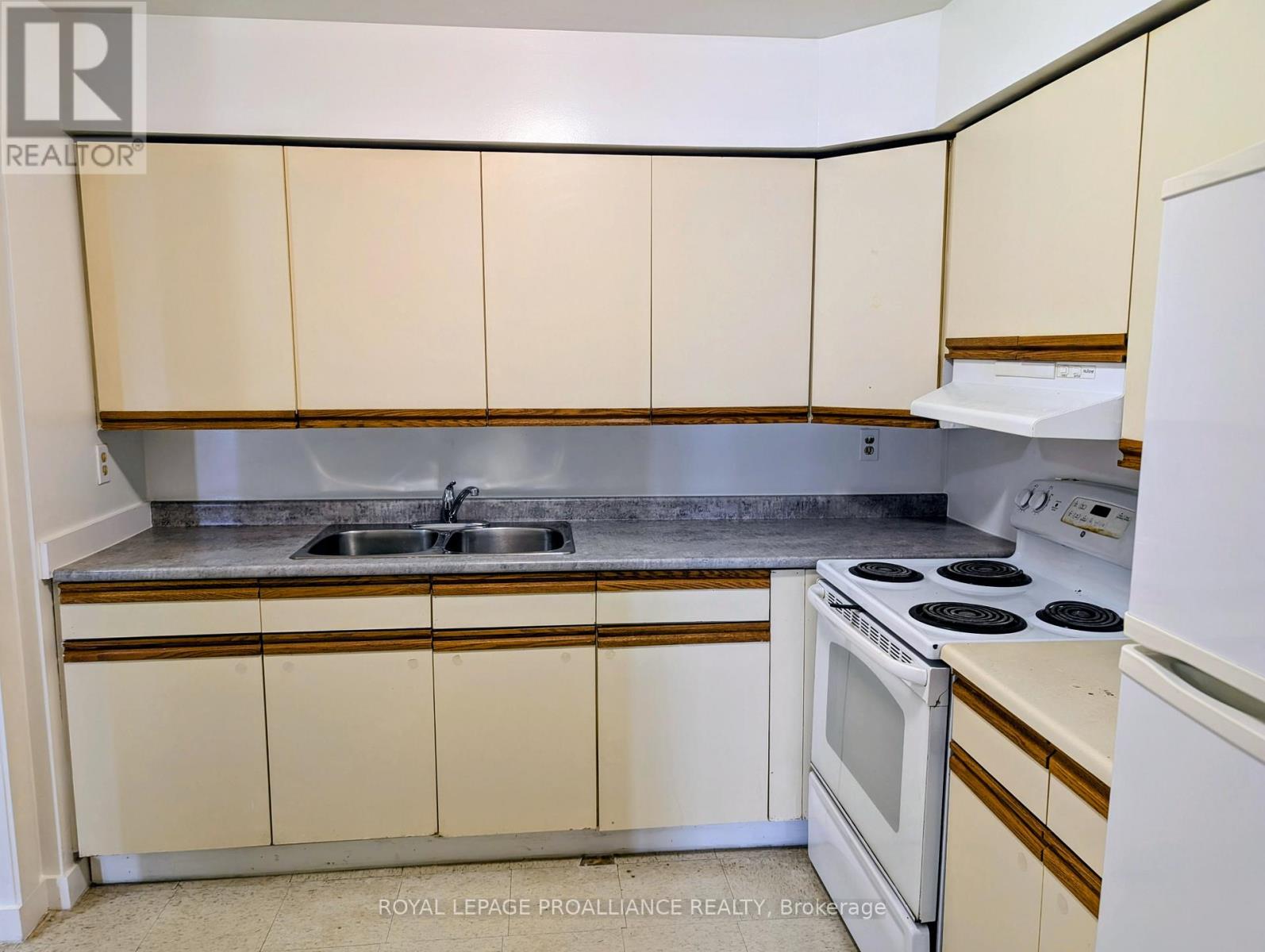 303 - 328 Aylmer Street, Peterborough (Town Ward 3), Ontario  K9H 3V6 - Photo 5 - X12882076