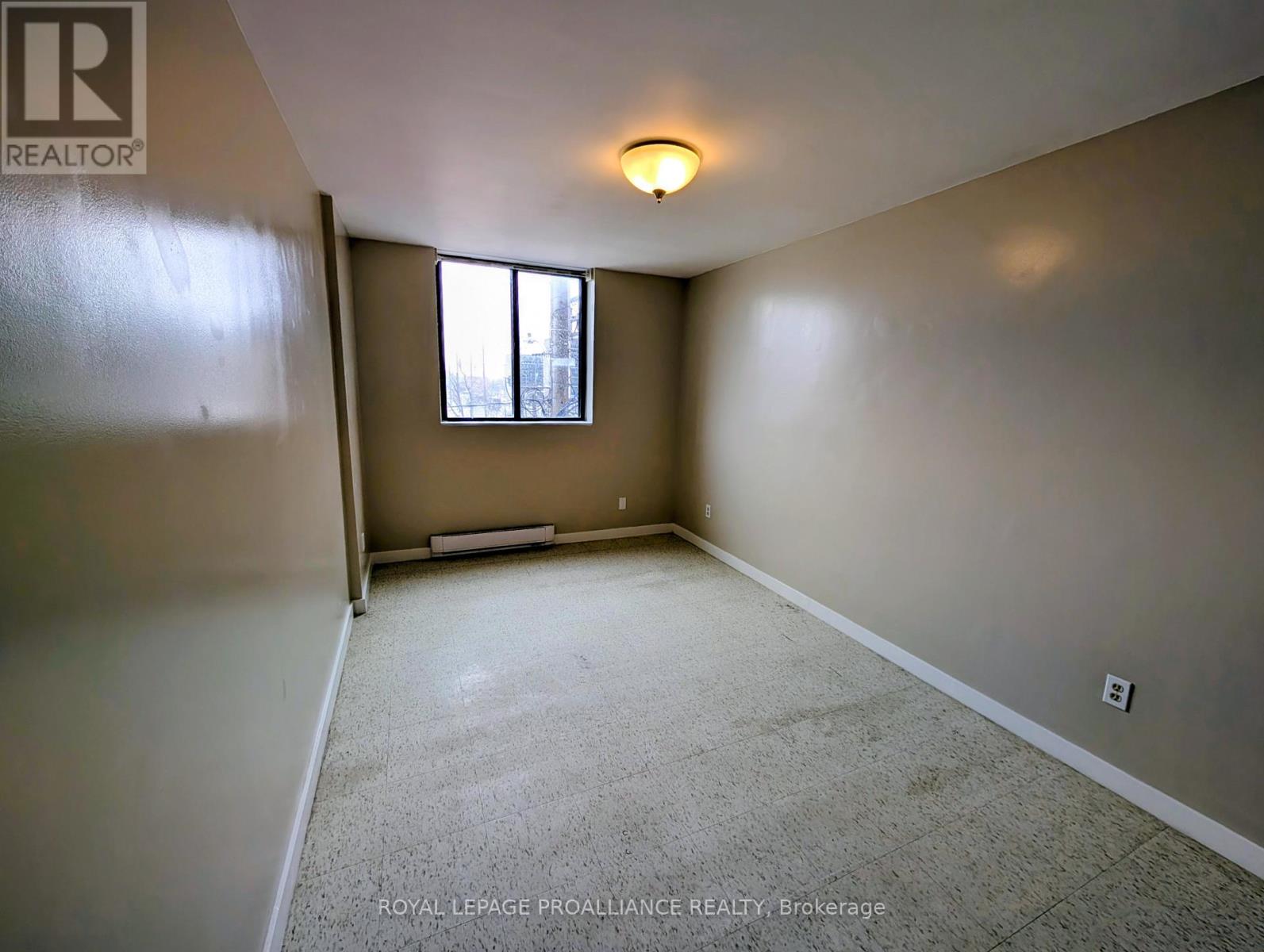 303 - 328 Aylmer Street, Peterborough (Town Ward 3), Ontario  K9H 3V6 - Photo 7 - X12882076