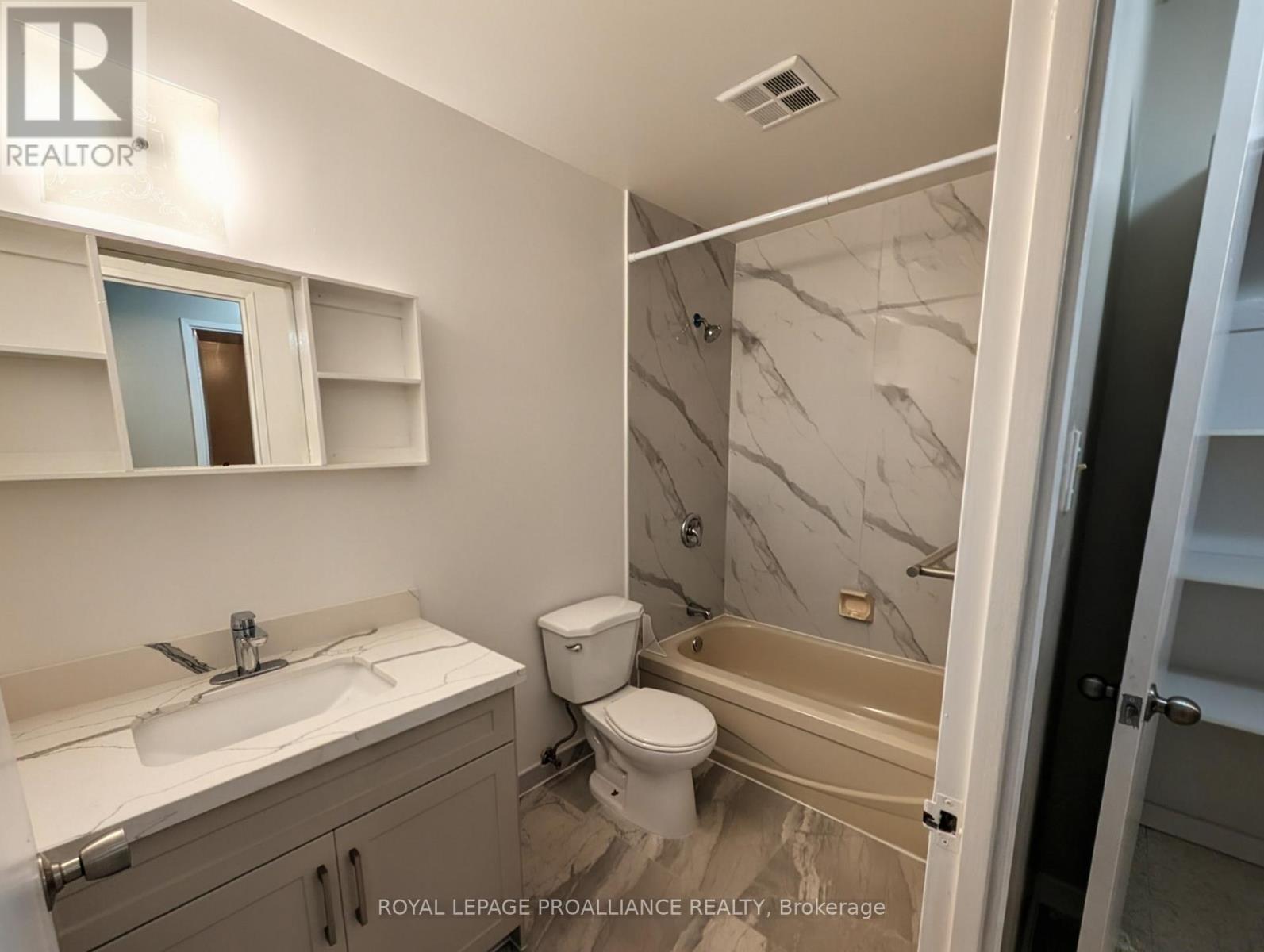 303 - 328 Aylmer Street, Peterborough (Town Ward 3), Ontario  K9H 3V6 - Photo 9 - X12882076