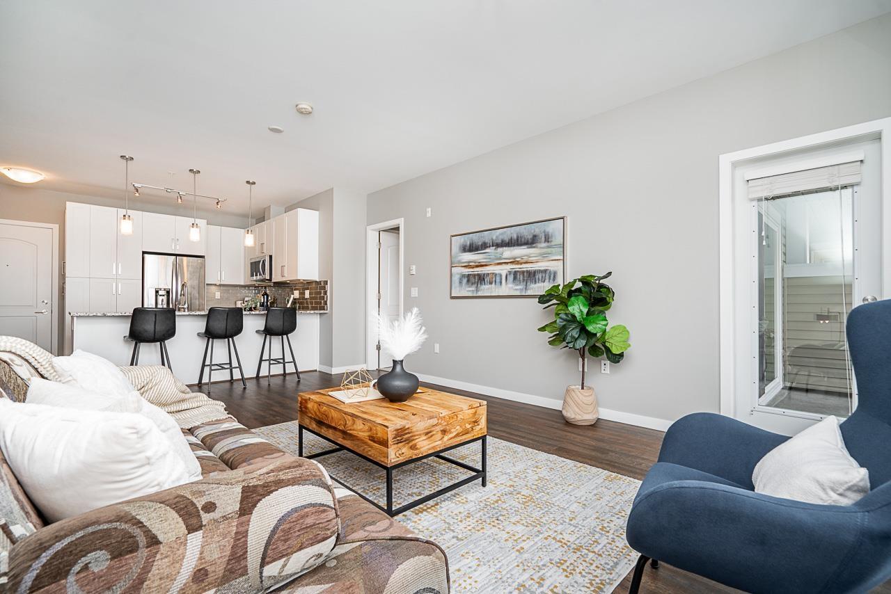 301 6490 194 STREET, surrey, British Columbia