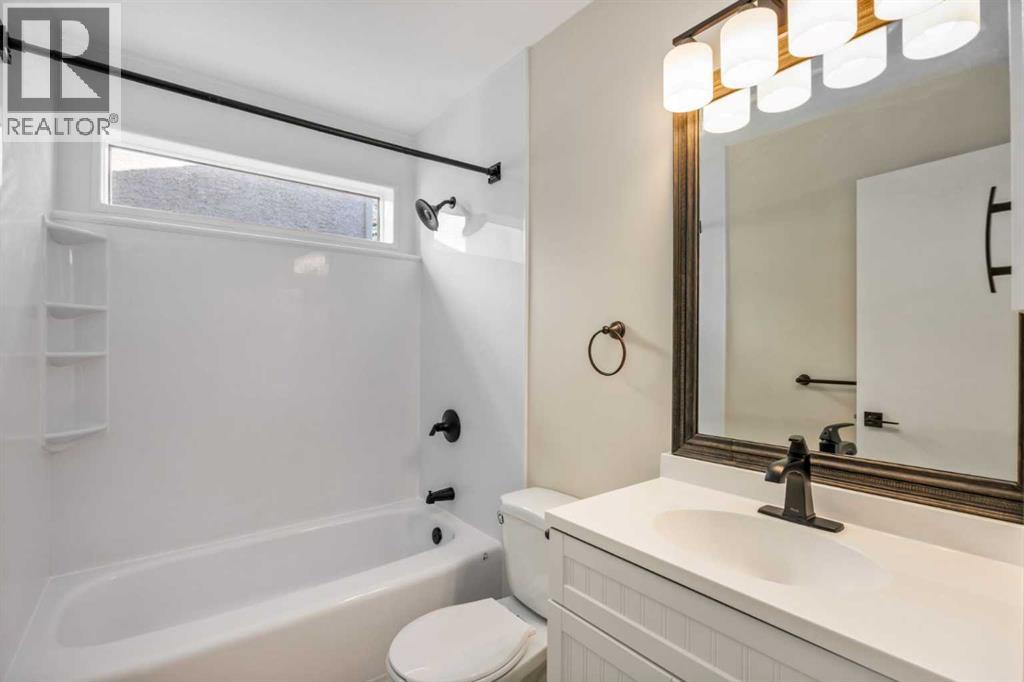 131 Stratton Crescent Sw, Calgary, Alberta  T3H 1T7 - Photo 16 - A2293052