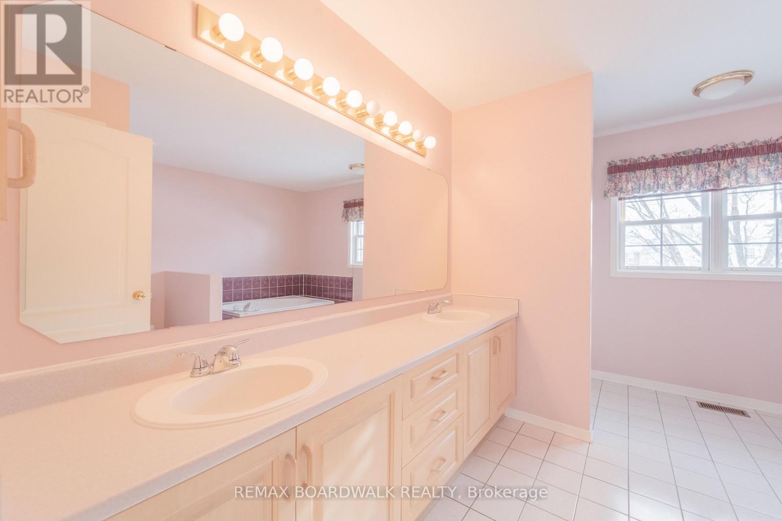 57 Mattawa Crescent, Ottawa, Ontario  K2M 2E8 - Photo 30 - X12881888