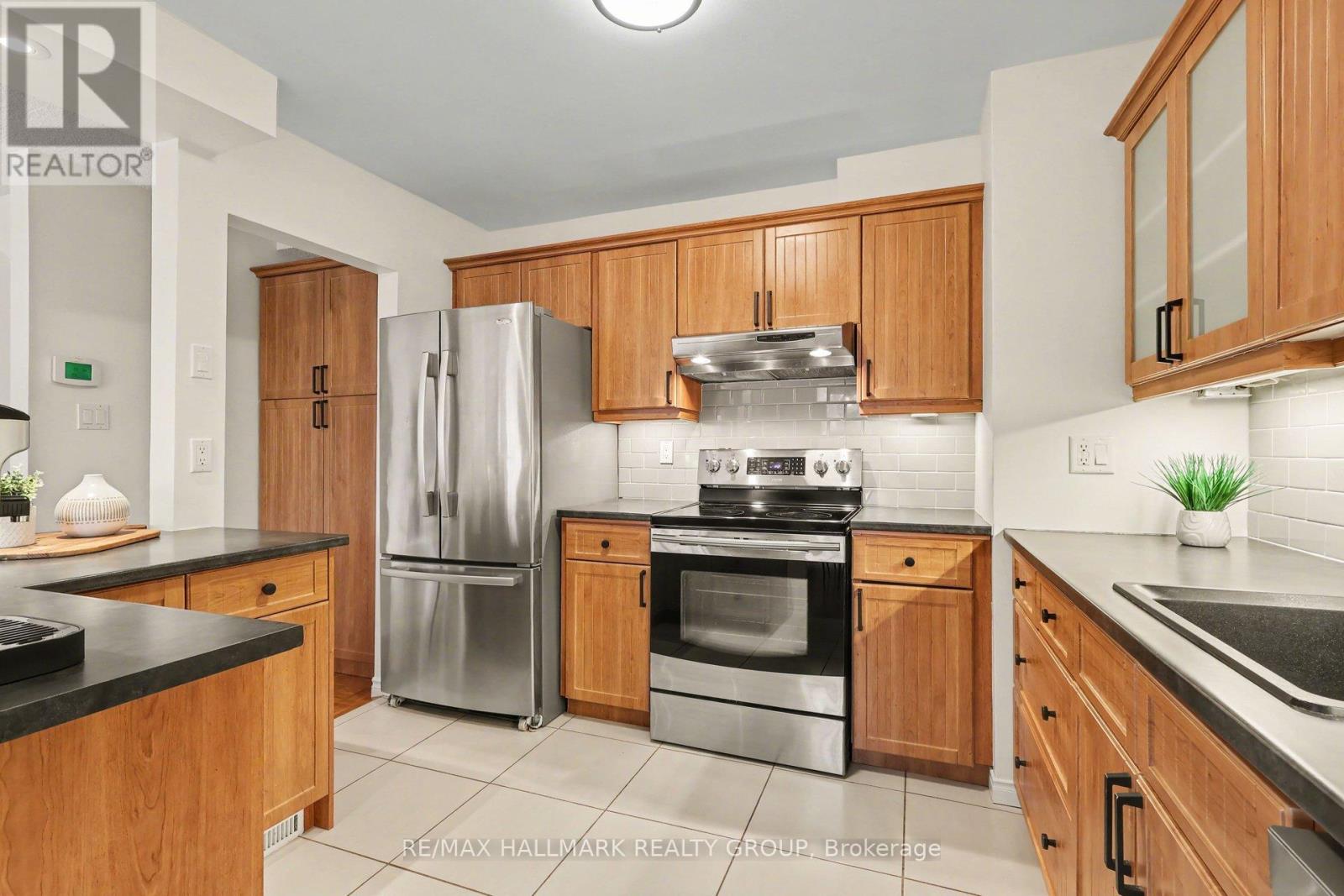 D - 77 Glen Park Drive, Ottawa, Ontario  K1B 3Z1 - Photo 8 - X12881984