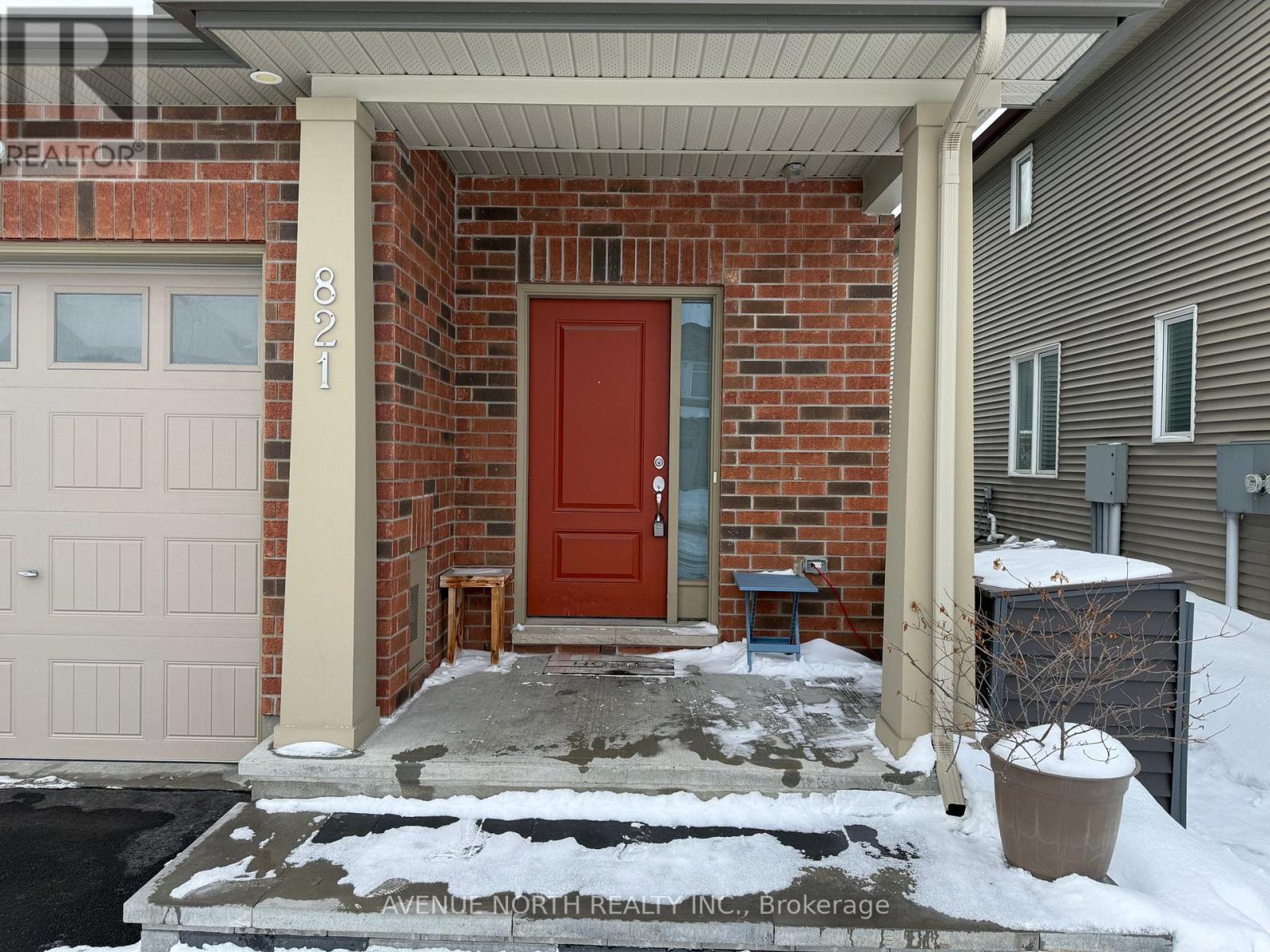 821 Cedar Creek Drive, Ottawa, Ontario K1T 0B3 - Photo 2 - X12835546